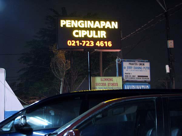 Berdiri sejak November 2011, Penginapan Cipulir berlokasi di Jalan Ciledug Raya Nomor 59, RT9/RW6, Cipulir, Kec. Kebayoran Lama, Kota Jakarta Selatan