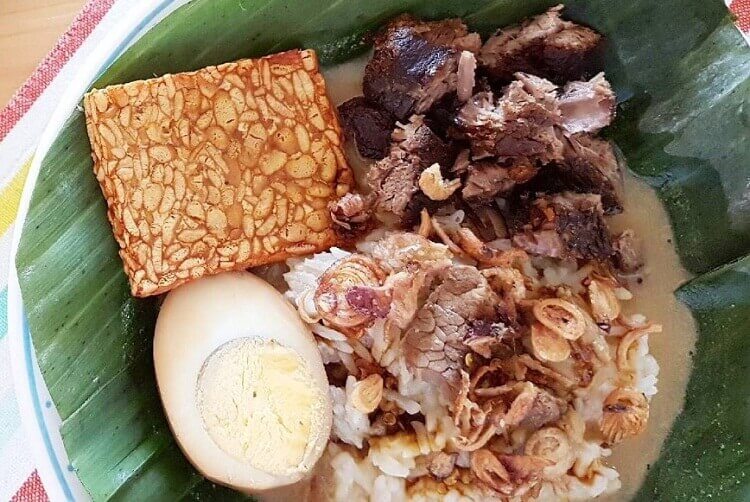 Jika ingin menikmati makanan daging dengan kuah khas Pati, Jawa Tengah bisa mengunjungi Nasi Gandul Khas Pati