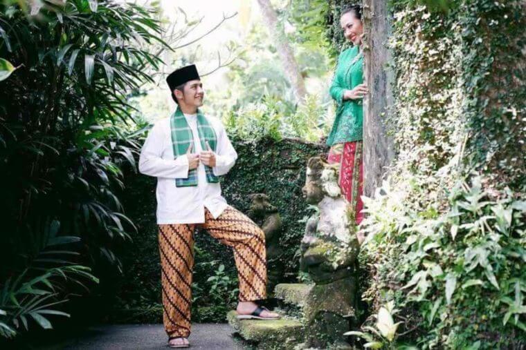 Celana Kain Motif Batik biasanya dipasangkan dengan baju sadaria